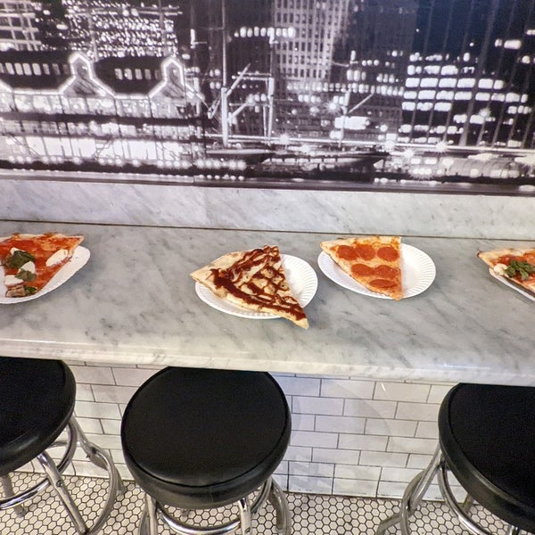 Foto scattata a Joe&#39;s Pizza - Hollywood Blvd da Wendy S. il 11/9/2021