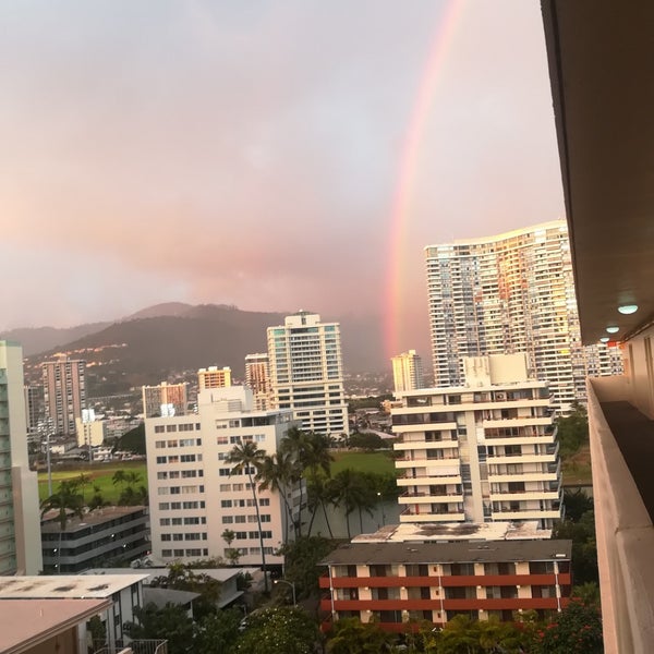 Foto tirada no(a) Ambassador Hotel Waikiki por Wendy S. em 2/6/2019