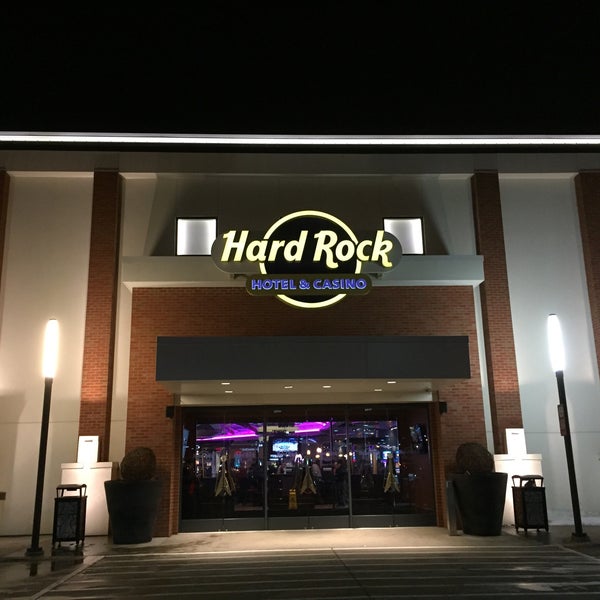 Photo taken at Hard Rock Hotel &amp; Casino Sioux City by Birdie S. on 3/26/2016