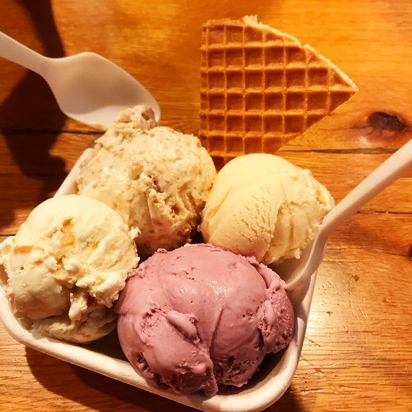 Снимок сделан в Jeni&#39;s Splendid Ice Creams пользователем Mourad B. 7/6/2018