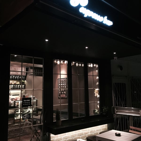 Foto tirada no(a) Lungo Espresso Bar por Mourad B. em 1/11/2015