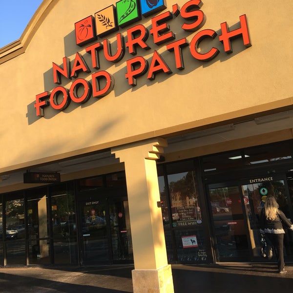 Foto tirada no(a) Nature&#39;s Food Patch Market &amp; Cafè por Patricia N. em 5/7/2016