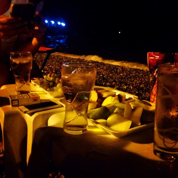Das Foto wurde bei Uğur Tobacco &amp; Cafe Beach von SeRHaN am 8/1/2014 aufgenommen