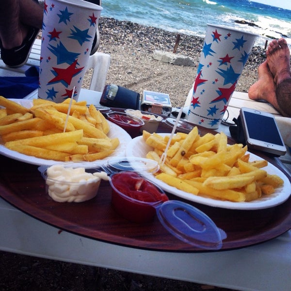 Das Foto wurde bei Uğur Tobacco &amp; Cafe Beach von SeRHaN am 8/19/2014 aufgenommen