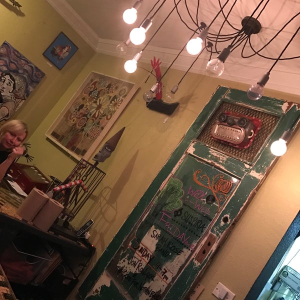 Foto tirada no(a) Ella’s Americana Folk Art Cafe por Tom K. em 12/11/2016