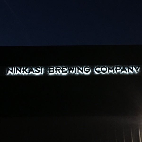 รูปภาพถ่ายที่ Ninkasi Brewing Tasting Room โดย Karen J. เมื่อ 5/28/2016