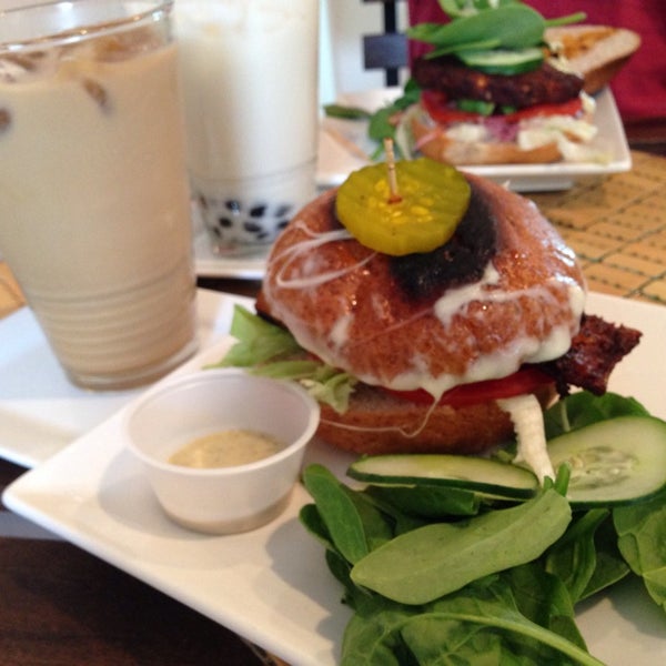 Foto scattata a Tea NJ &quot;Vegan Friendly Cafe&quot; da Samantha L. il 8/11/2014