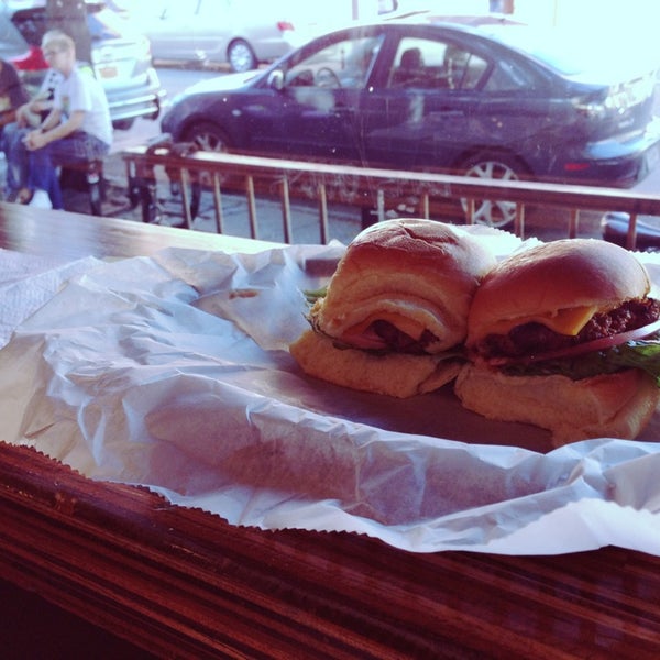 Foto tomada en Pop&#39;s Burger  por Samantha L. el 9/4/2013