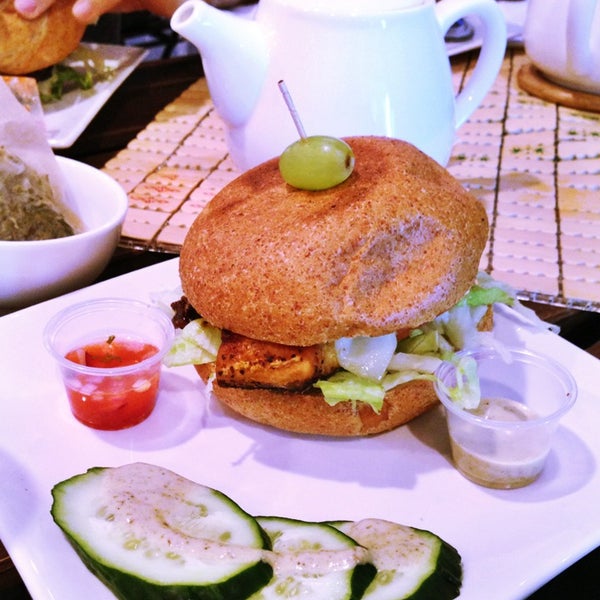 Foto tirada no(a) Tea NJ &quot;Vegan Friendly Cafe&quot; por Samantha L. em 4/3/2014