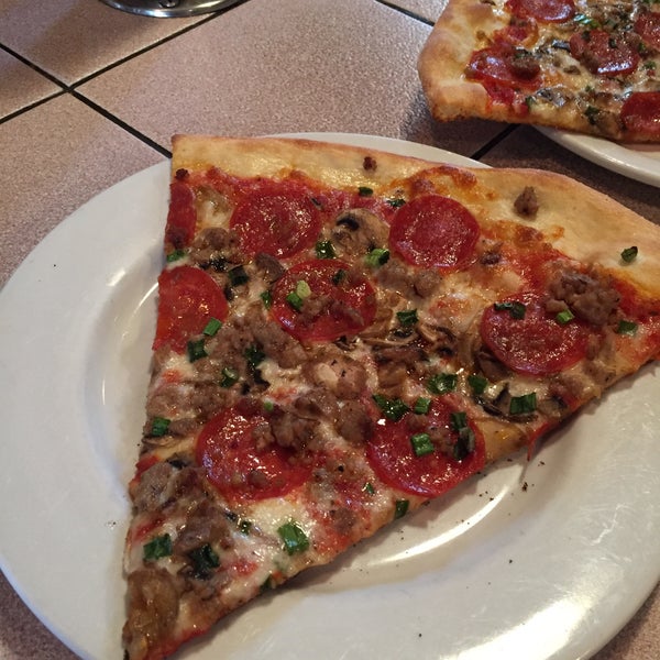 12/24/2015 tarihinde Wendy O.ziyaretçi tarafından Za Pizza'de çekilen fotoğraf