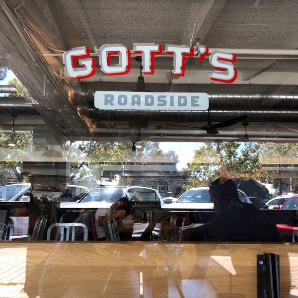 Photo taken at Gott&#39;s Roadside by Wendy O. on 9/19/2018