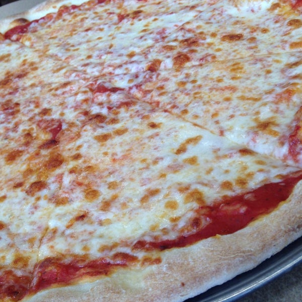 Снимок сделан в Sam&#39;s Pizza Palace пользователем Morgan B. 6/9/2014