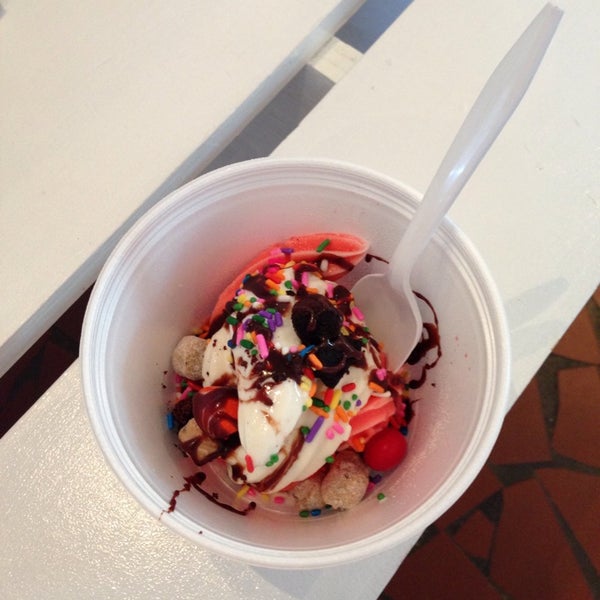รูปภาพถ่ายที่ Surfin&#39; Spoon Frozen Yogurt Bar โดย Morgan M. เมื่อ 6/19/2014