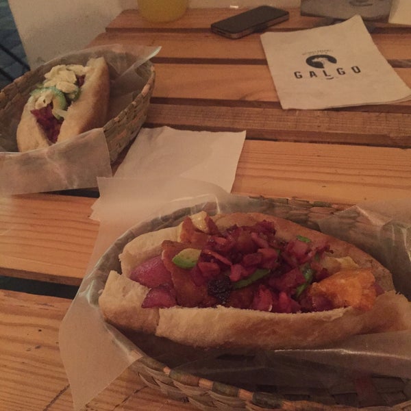 Das Foto wurde bei Galgo Hot Dogs y Hamburguesas Gourmet von Andres R. am 5/20/2015 aufgenommen