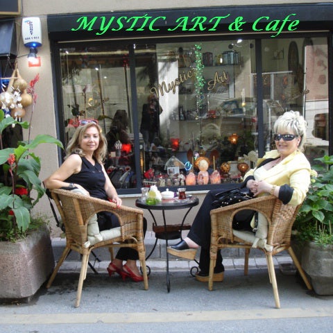 10/31/2013 tarihinde Mystic Art Cafe-Modaziyaretçi tarafından Mystic Art Cafe-Moda'de çekilen fotoğraf