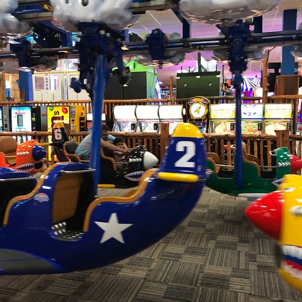 Photo taken at Knuckleheads Trampoline Park • Rides • Bowling by Shama A. on 5/18/2017