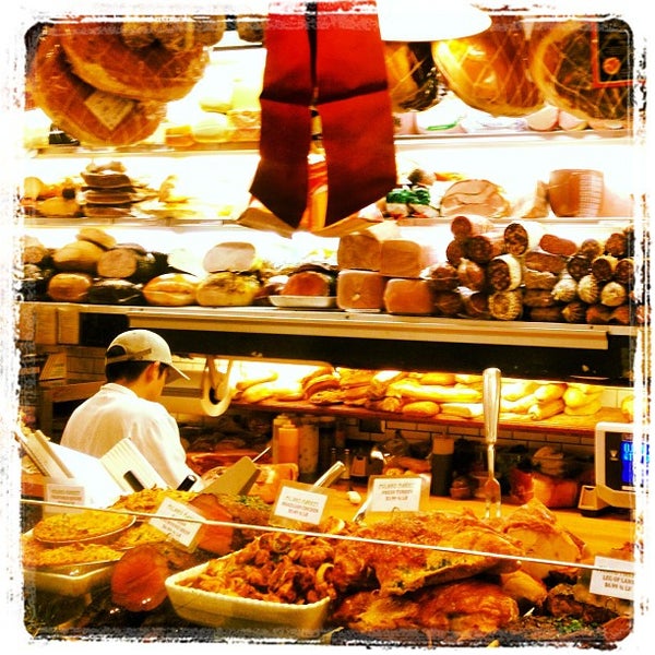 12/29/2012 tarihinde Adrian W.ziyaretçi tarafından Milano Market'de çekilen fotoğraf