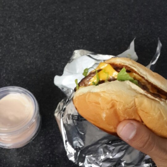 Foto diambil di My Burger oleh Abdullah M. pada 1/4/2014