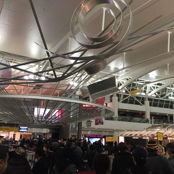 Снимок сделан в Международный аэропорт имени Джона Кеннеди (JFK) пользователем Tayfur Y. 2/10/2015