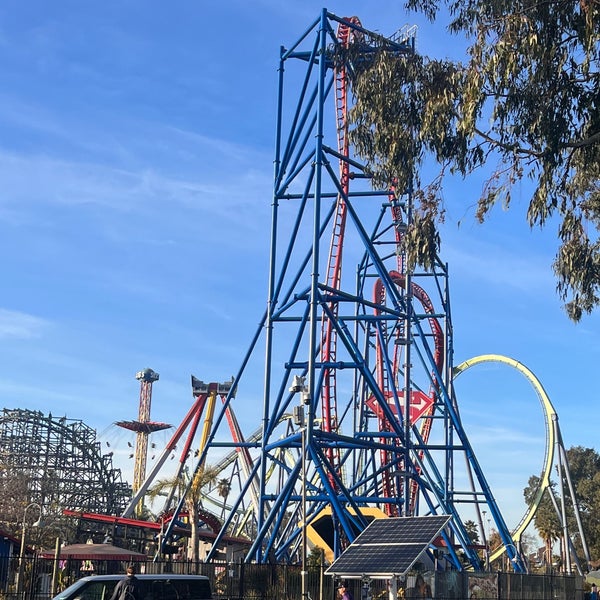 Photo taken at Six Flags Discovery Kingdom by 𝕋𝕖𝕟 ♥ on 12/24/2022