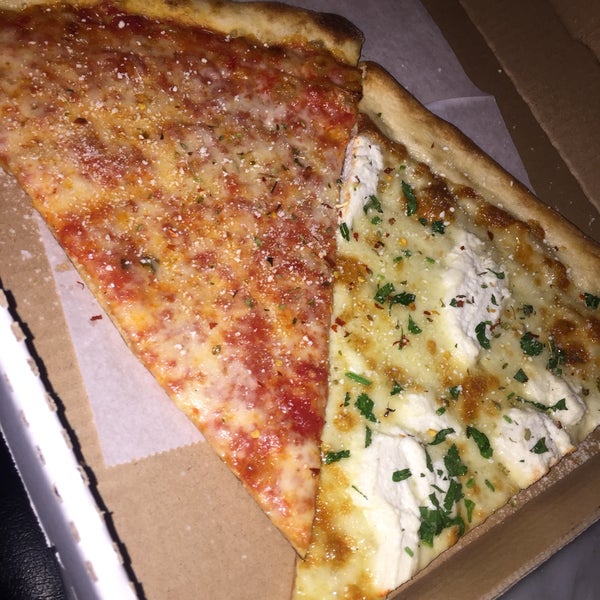 Снимок сделан в Joe&#39;s Pizza - Hollywood Blvd пользователем KahLiL P. 10/10/2016