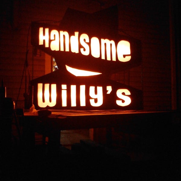 Foto scattata a Handsome Willy&#39;s Bar and Lounge da Willy H. il 10/28/2014