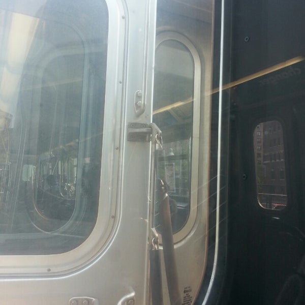 8/21/2013にPeter R.がMTA Subway - M Trainで撮った写真
