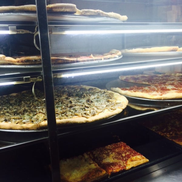 Photo taken at Justino&#39;s Pizzeria by Wanyi L. on 3/14/2015
