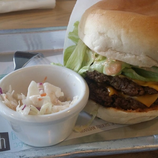 11/14/2014 tarihinde H A.ziyaretçi tarafından Burger Hood برجر هوود'de çekilen fotoğraf
