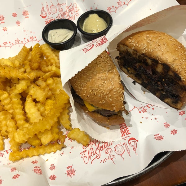 Das Foto wurde bei Burger Home von Pervin D. am 1/6/2019 aufgenommen