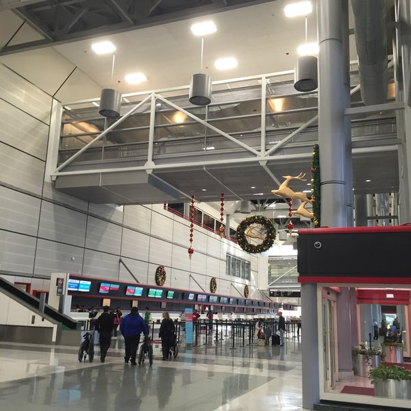 Photo taken at George Bush Intercontinental Airport (IAH) by Yoonha K. on 11/25/2015