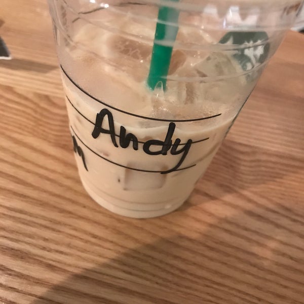 Foto tirada no(a) Starbucks por Andy L. em 1/3/2019