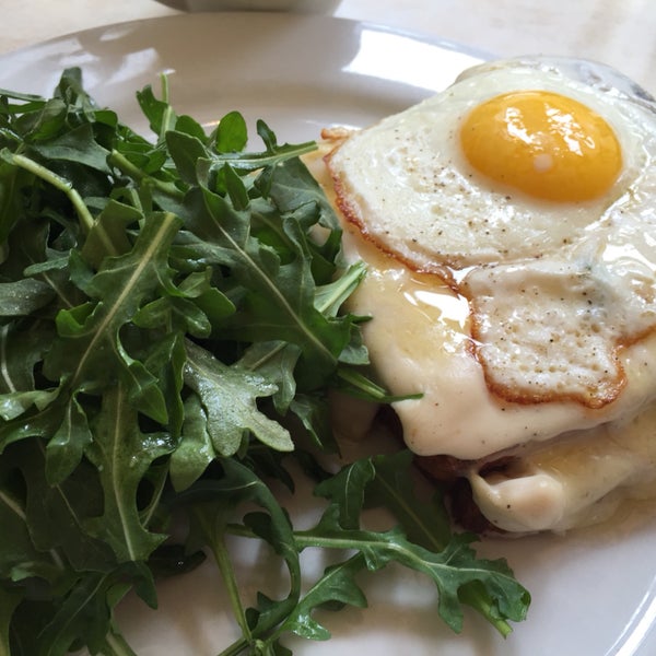 Eat the croque madame quickly if it's chilly outside. The béchamel congeals almost instantaneously.