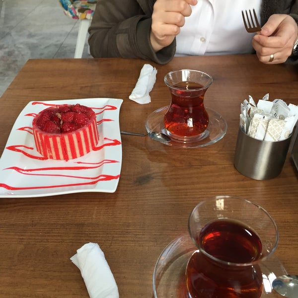 รูปภาพถ่ายที่ Fiskos Cafe &amp; Restaurant โดย Yeşim A. เมื่อ 4/16/2017