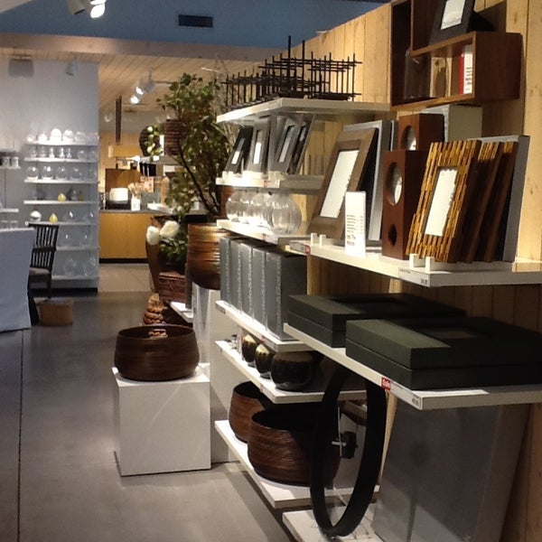 Photo taken at Crate &amp; Barrel by Fiume E. on 1/18/2013