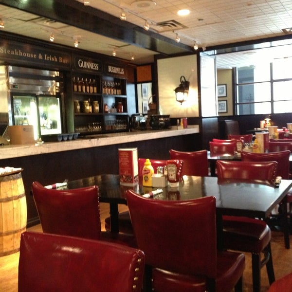 4/5/2013 tarihinde Michelle M.ziyaretçi tarafından Quinn&#39;s Steakhouse &amp; Bar'de çekilen fotoğraf