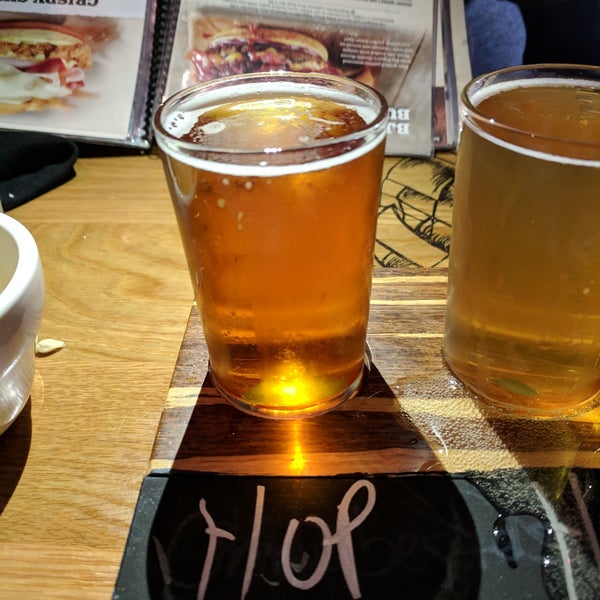 Photo taken at BJ&#39;s Restaurant &amp; Brewhouse by Les A. on 11/24/2018
