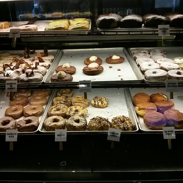 Снимок сделан в Glazed and Confuzed Donuts пользователем Nile U. 4/15/2015