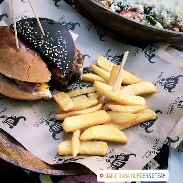 Foto tirada no(a) Daily Dana Burger &amp; Steak por .Begum em 11/27/2018