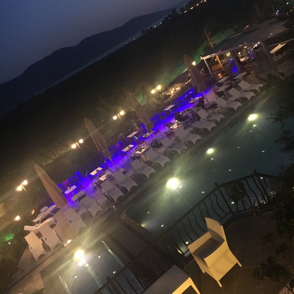 Снимок сделан в Villa Marine Hotel &amp; Restaurant пользователем Jülide H. 7/22/2019