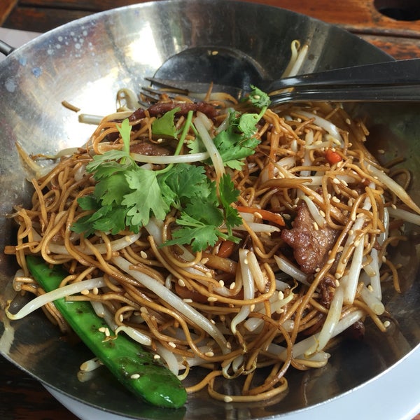 Stir fried noodles with beef and vegetables was super oily, bit under seasoned, but OK for 9€. Avoid the lunch menu B, only good thing was the 2 shrimp dumplings, rest was unrecognisable fried mush..