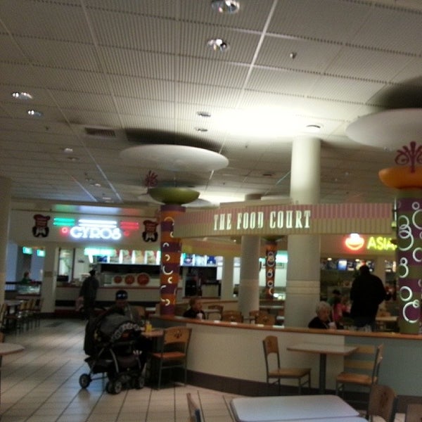 Foto tomada en Century III Mall  por Coffee L. el 3/15/2014