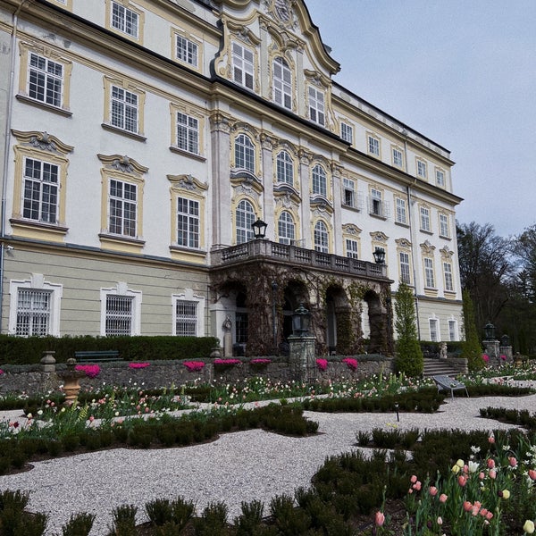 Foto diambil di Hotel Schloss Leopoldskron oleh De N. pada 4/17/2022