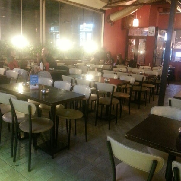 รูปภาพถ่ายที่ Arasta Bar &amp; Restaurant โดย Mert เมื่อ 3/22/2013