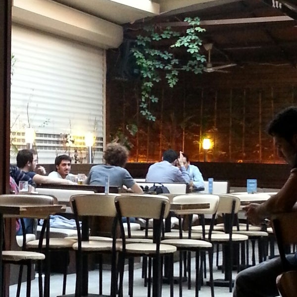 รูปภาพถ่ายที่ Arasta Bar &amp; Restaurant โดย Mert เมื่อ 5/15/2013