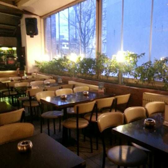 Das Foto wurde bei Arasta Bar &amp; Restaurant von Mert am 2/1/2013 aufgenommen