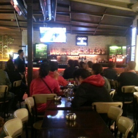 Photo prise au Arasta Bar &amp; Restaurant par Mert le9/22/2013