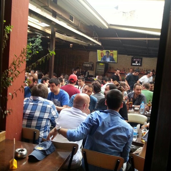 Снимок сделан в Arasta Bar &amp; Restaurant пользователем Mert 6/1/2013