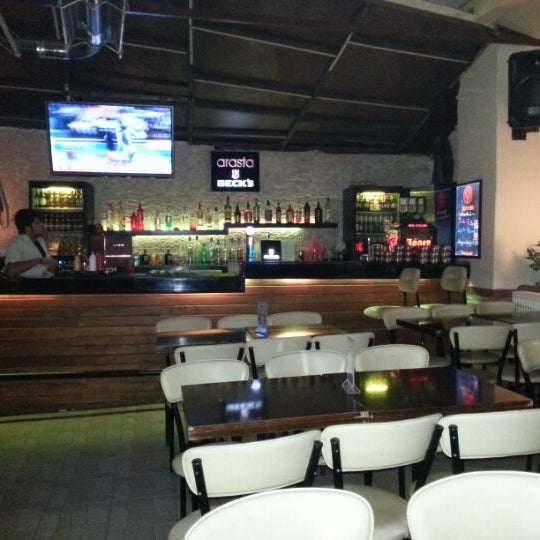 Das Foto wurde bei Arasta Bar &amp; Restaurant von Mert am 1/14/2013 aufgenommen
