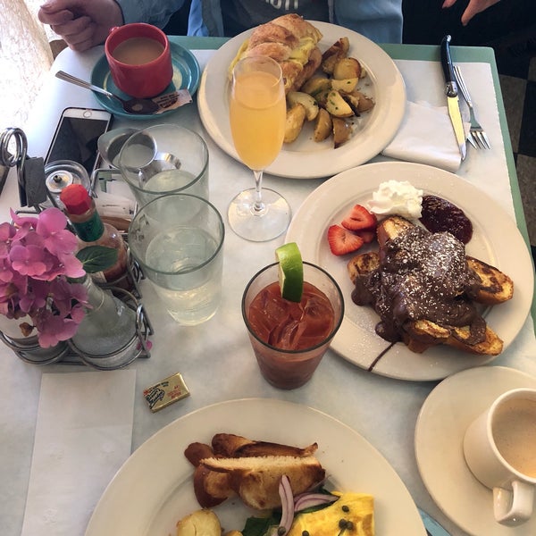 9/9/2018 tarihinde Gregory W.ziyaretçi tarafından Le Petit Triangle Cafe'de çekilen fotoğraf